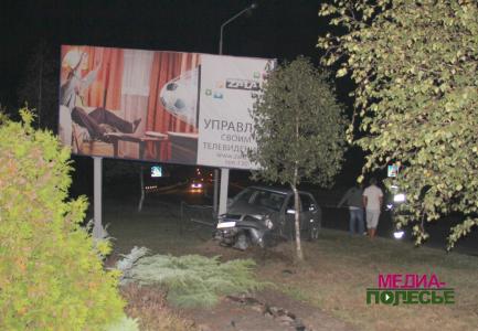 В Лунинце женщина на «Шкода» врезалась в билборд. Отделалась испугом