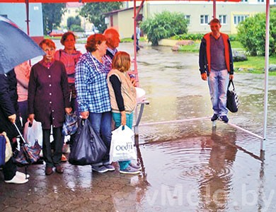 Навес на остановке возле «Железнодорожного»: ни на скамейку присесть, ни от непогоды укрыться.