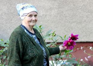 Люди в городе: могилевчане, которые выращивают цветы у своих подъездов