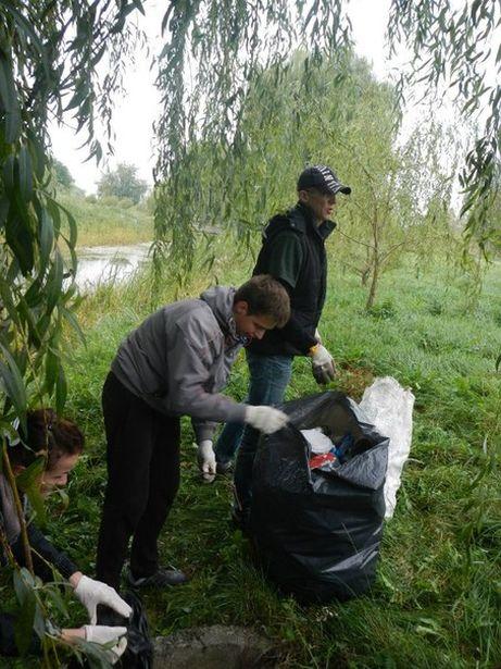 В Барановичах активисты вывезли около пяти кубометров мусора
