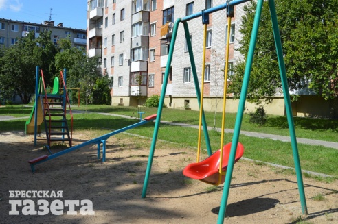 Детские площадки коммунальщики Бреста ремонтируют только после прокурорских проверок