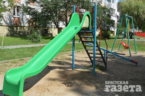 Детские площадки коммунальщики Бреста ремонтируют только после прокурорских проверок