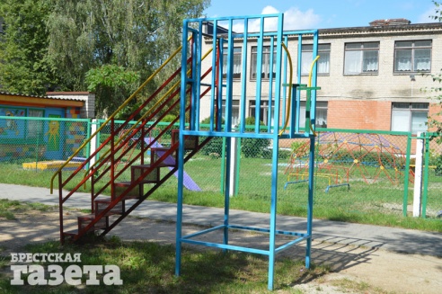 Детские площадки коммунальщики Бреста ремонтируют только после прокурорских проверок