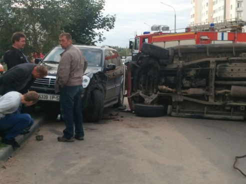 В Жодино произошло ДТП с участием двух джипов, один из которых перевернулся. Фото