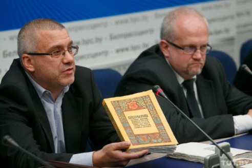 Первыми в мире белорусы воссоздали "Библию" Франциска Скорины по старинной технологии (ФОТО)