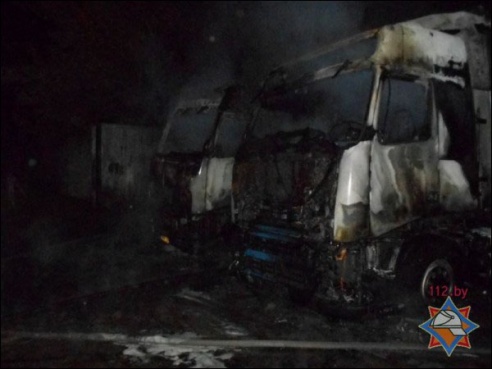 В Калинковичах на стоянке сгорели два грузовика (фото)