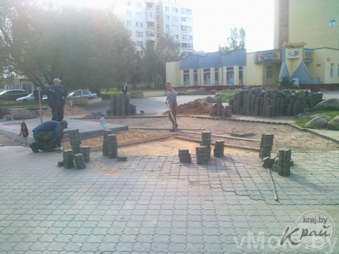 Фото: меняют остановку возле магазина «Чыгуначны»