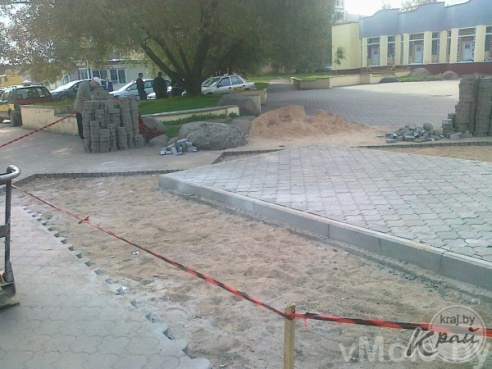 Фото: меняют остановку возле магазина «Чыгуначны»