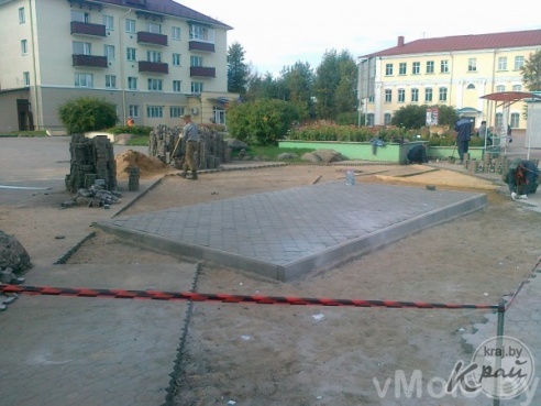 Фото: меняют остановку возле магазина «Чыгуначны»