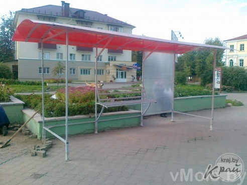 Фото: меняют остановку возле магазина «Чыгуначны»