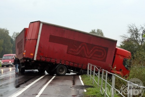 Фура в д. Красное съехала в кювет (фото)