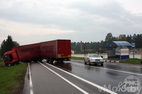Фура в д. Красное съехала в кювет (фото)