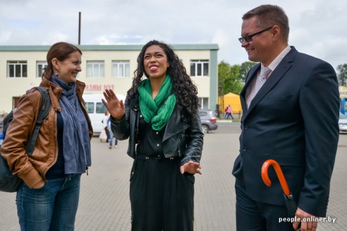 Американская рэп-исполнительница выступила в Дрибине, примерила лапти и попробовала местного самогона