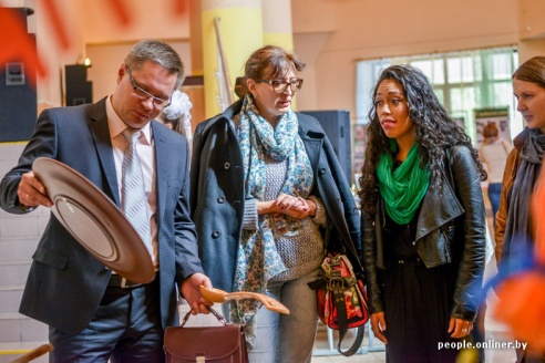 Американская рэп-исполнительница выступила в Дрибине, примерила лапти и попробовала местного самогона