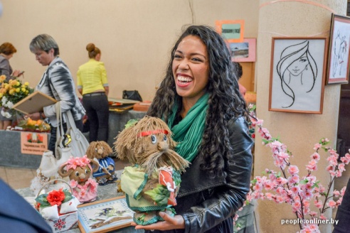 Американская рэп-исполнительница выступила в Дрибине, примерила лапти и попробовала местного самогона