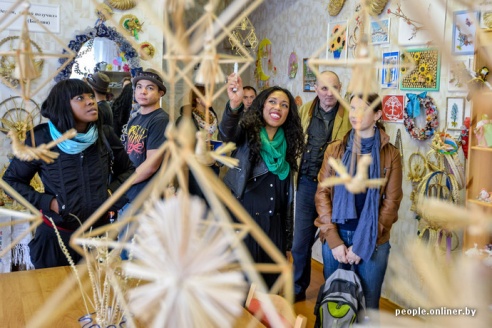 Американская рэп-исполнительница выступила в Дрибине, примерила лапти и попробовала местного самогона