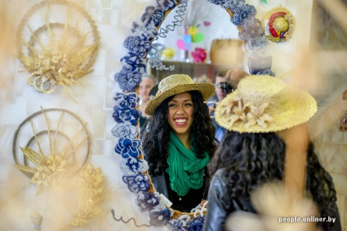 Американская рэп-исполнительница выступила в Дрибине, примерила лапти и попробовала местного самогона