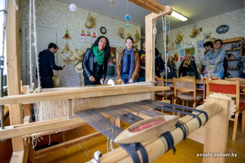 Американская рэп-исполнительница выступила в Дрибине, примерила лапти и попробовала местного самогона