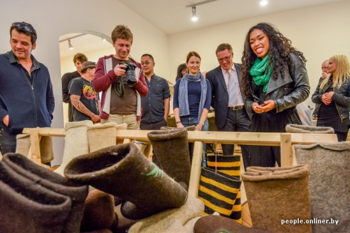 Американская рэп-исполнительница выступила в Дрибине, примерила лапти и попробовала местного самогона