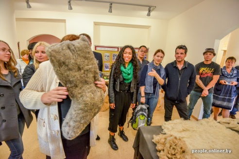 Американская рэп-исполнительница выступила в Дрибине, примерила лапти и попробовала местного самогона