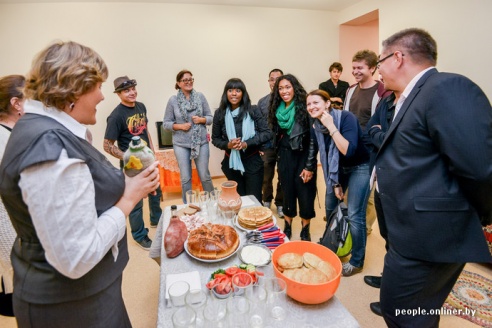 Американская рэп-исполнительница выступила в Дрибине, примерила лапти и попробовала местного самогона