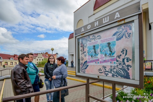 Американская рэп-исполнительница выступила в Дрибине, примерила лапти и попробовала местного самогона