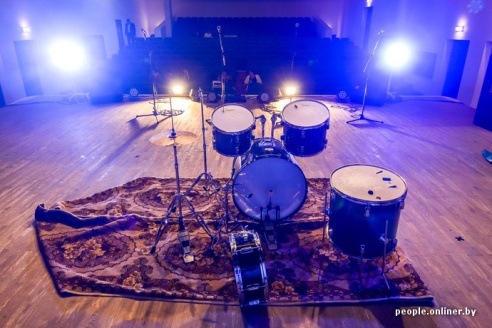 Американская рэп-исполнительница выступила в Дрибине, примерила лапти и попробовала местного самогона