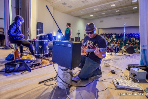 Американская рэп-исполнительница выступила в Дрибине, примерила лапти и попробовала местного самогона