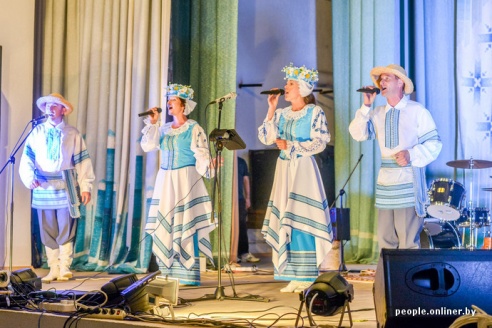 Американская рэп-исполнительница выступила в Дрибине, примерила лапти и попробовала местного самогона