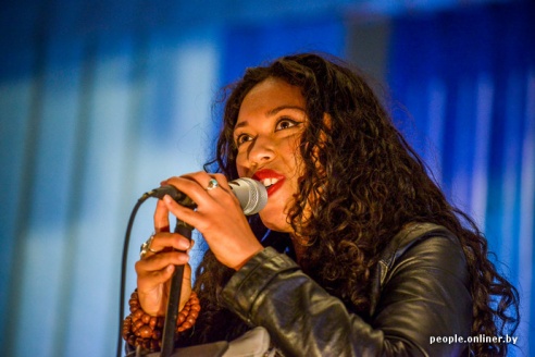 Американская рэп-исполнительница выступила в Дрибине, примерила лапти и попробовала местного самогона