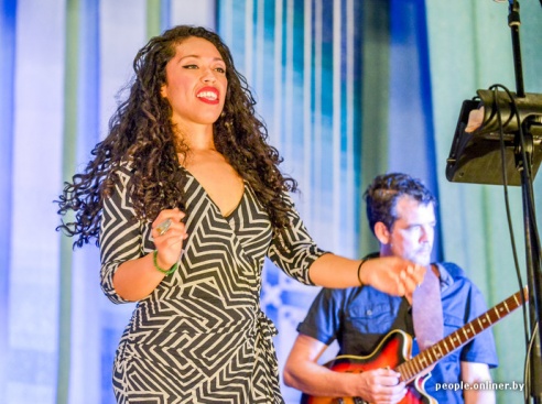 Американская рэп-исполнительница выступила в Дрибине, примерила лапти и попробовала местного самогона