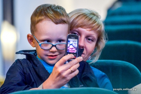 Американская рэп-исполнительница выступила в Дрибине, примерила лапти и попробовала местного самогона