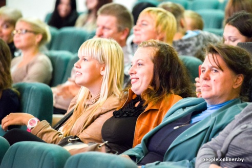 Американская рэп-исполнительница выступила в Дрибине, примерила лапти и попробовала местного самогона