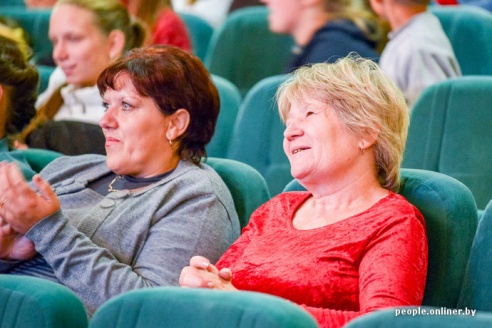 Американская рэп-исполнительница выступила в Дрибине, примерила лапти и попробовала местного самогона