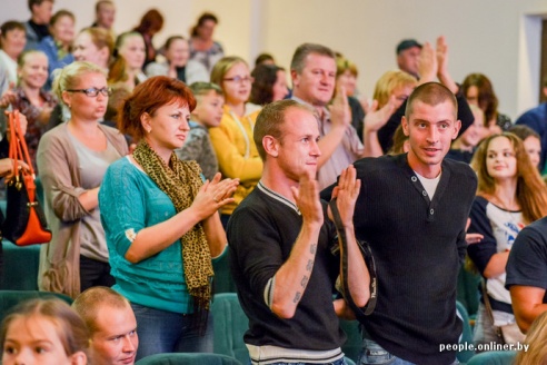 Американская рэп-исполнительница выступила в Дрибине, примерила лапти и попробовала местного самогона