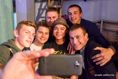 Американская рэп-исполнительница выступила в Дрибине, примерила лапти и попробовала местного самогона