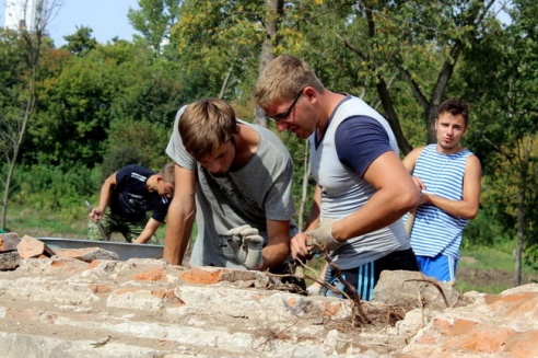 На месте Покровской церкви обнаружено много керамики и человеческих костей