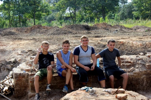 На месте Покровской церкви обнаружено много керамики и человеческих костей