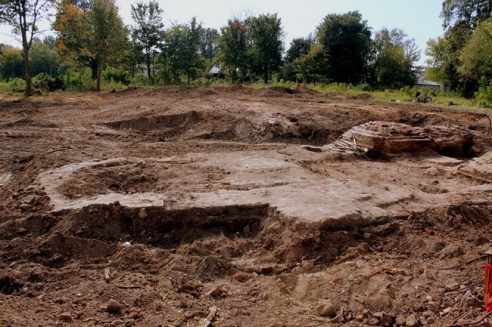 На месте Покровской церкви обнаружено много керамики и человеческих костей