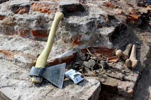 На месте Покровской церкви обнаружено много керамики и человеческих костей