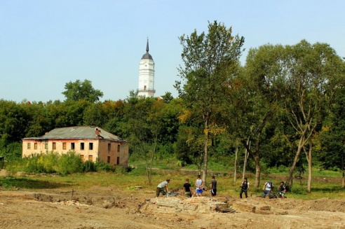 На месте Покровской церкви обнаружено много керамики и человеческих костей