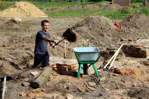 На месте Покровской церкви обнаружено много керамики и человеческих костей