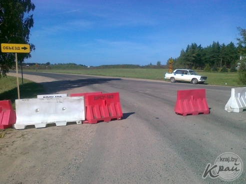ФОТОФАКТ: Из-за ремонта дорожного полотна в Вилейке перекрыли объездную дорогу на Мядель