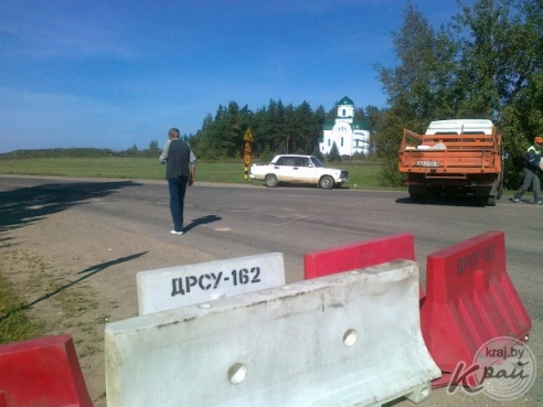 ФОТОФАКТ: Из-за ремонта дорожного полотна в Вилейке перекрыли объездную дорогу на Мядель