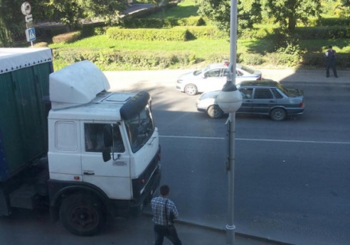 Девочка попала под фуру, но осталась жива