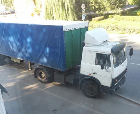 Девочка попала под фуру, но осталась жива