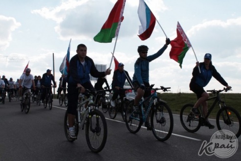 ФОТОФАКТ: Участников российско-белорусского велопробега глубочане встретили хлебом-солью и проводили салютом