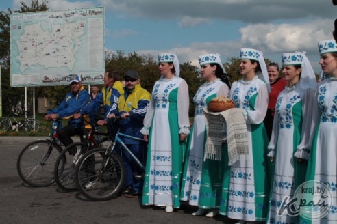 ФОТОФАКТ: Участников российско-белорусского велопробега глубочане встретили хлебом-солью и проводили салютом