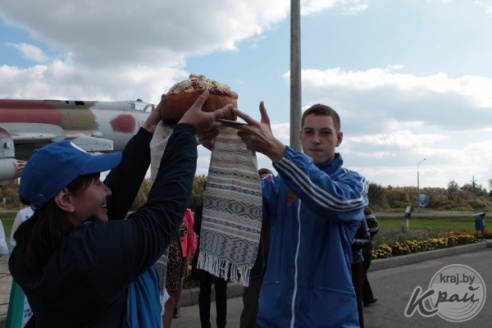 ФОТОФАКТ: Участников российско-белорусского велопробега глубочане встретили хлебом-солью и проводили салютом