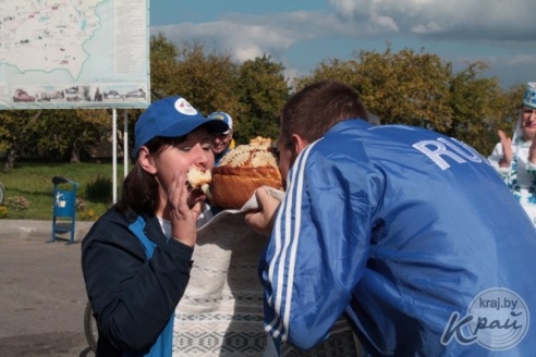 ФОТОФАКТ: Участников российско-белорусского велопробега глубочане встретили хлебом-солью и проводили салютом